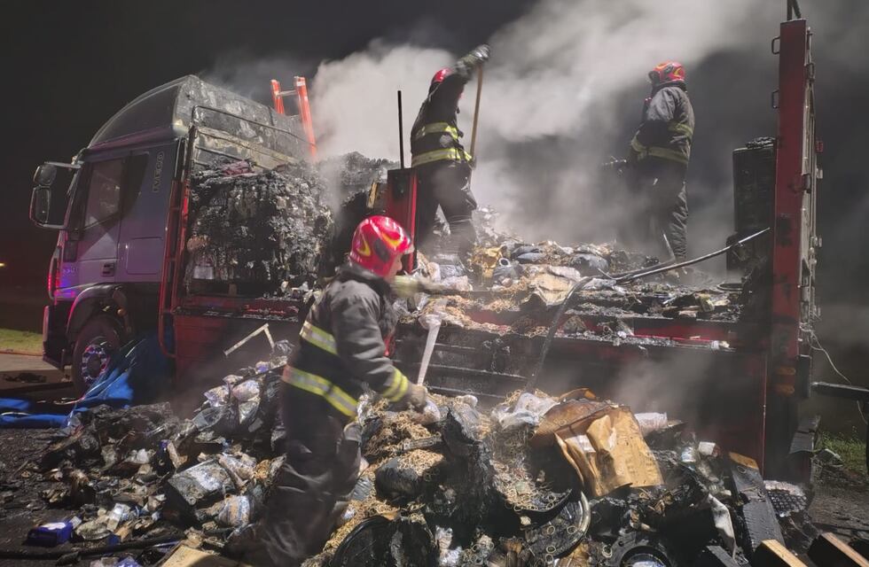 Dantesco: un camión con mercadería se incendió en medio de una ruta de Córdoba