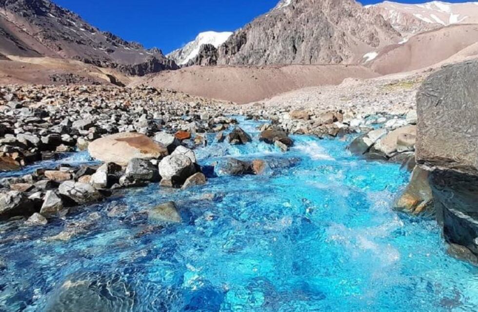 El increíble Arroyo Turquesa que se esconde entre las montañas sanjuaninas y solo se puede llegar caminando