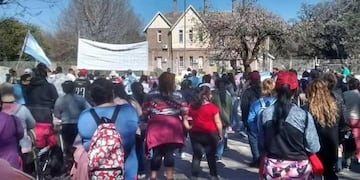 Cabín 9 se puso de pie: cientos de feriantes de Pérez marcharon por tercera vez a la Municipalidad (Facebook Cabín 9 se puso de pie)