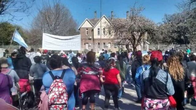 Cabín 9 se puso de pie: cientos de feriantes de Pérez marcharon por tercera vez a la Municipalidad (Facebook Cabín 9 se puso de pie)