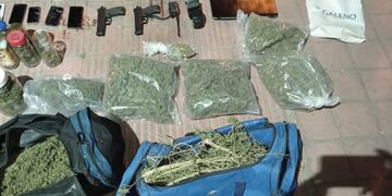 Parte de los elementos secuestrados en el operativo. (@PoliciaCbaOf en Twitter)