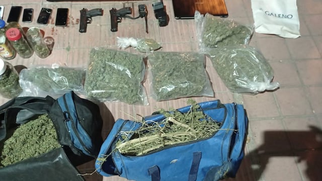 Parte de los elementos secuestrados en el operativo. (@PoliciaCbaOf en Twitter)