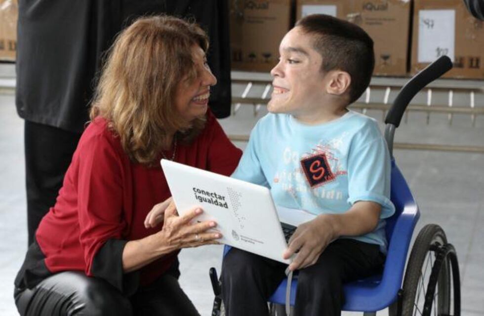 Se entregaron 176 netbooks a estudiantes de la Escuela Normal de Simoca