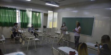 La situación empeora con el uso de uniformes y barbijos.