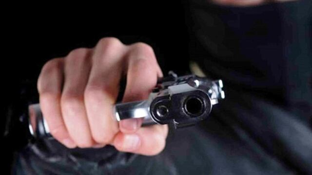 Los delincuentes ingresaron a la concesionaria ubicada por Avenida Uruguay y apuntaron con armas de fuego al dueño.