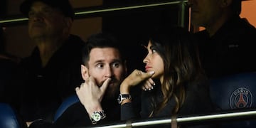 Lionel Messi junto a Antonela Roccuzzo en el partido que jugaron PSG y Benfica en París.