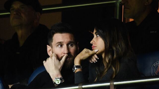 Lionel Messi junto a Antonela Roccuzzo en el partido que jugaron PSG y Benfica en París.