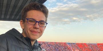 Valentín Torres Erwerle, joven periodista tomado como "amuleto" de los equipos locales. (Twitter Valentín Torres Erwerle).
