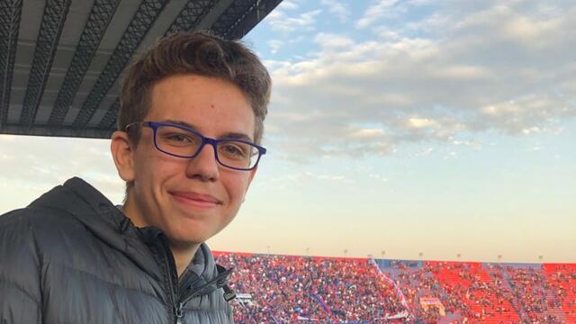 Valentín Torres Erwerle, joven periodista tomado como "amuleto" de los equipos locales. (Twitter Valentín Torres Erwerle).