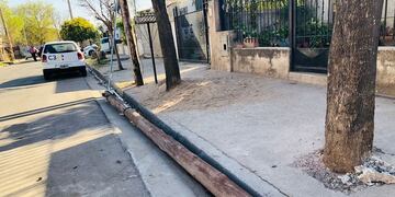 El pesado poste se cayó sobre la mujer motociclista. (Jorge Mercado, Cadena 3)