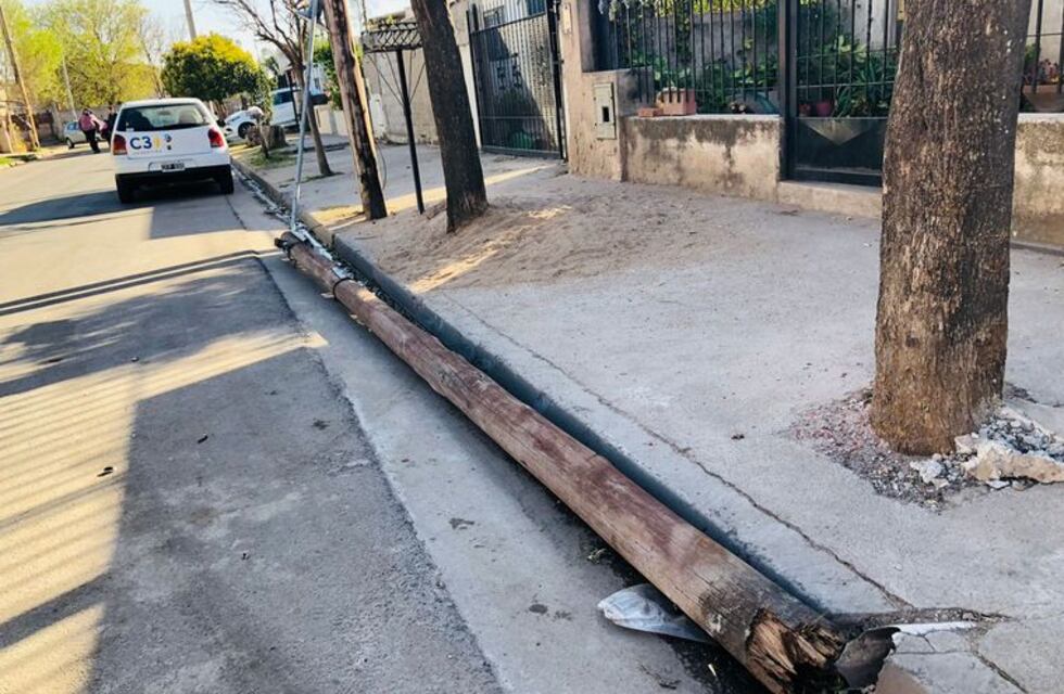 Córdoba: mejora la motociclista a la que se le cayó un poste de luz encima