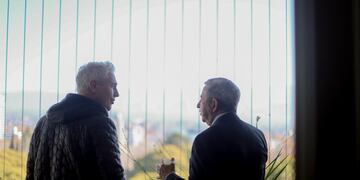 La charla que mantuvo Marley con el senador Julio Cobos esta mañana en la Legislatura. Gentileza Prensa