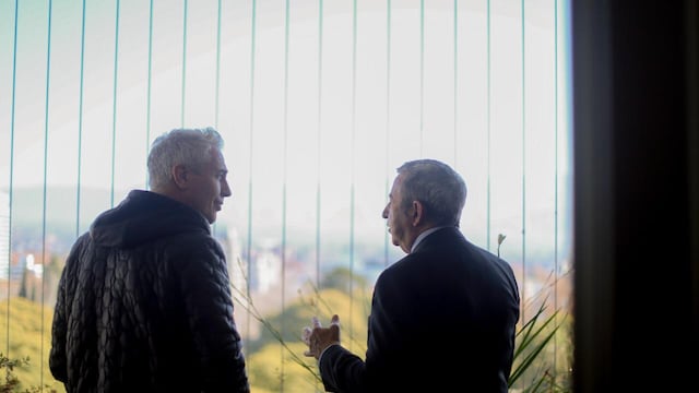 La charla que mantuvo Marley con el senador Julio Cobos esta mañana en la Legislatura. Gentileza Prensa