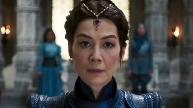 Rosamund Pike como Moiraine en "La Rueda del tiempo". (Netflix)