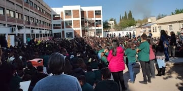 Los estudiantes de la Escuela Industrial y de la Escuela de Comercio protestaron y pidieron la materia educación emocional.