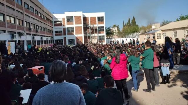 Los estudiantes de la Escuela Industrial y de la Escuela de Comercio protestaron y pidieron la materia educación emocional.