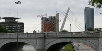 El sujeto se lanzó desde el Puente Centenario de Córdoba y sufrió lesiones en ambas piernas. (Ramiro Pereyra / La Voz / Ilustrativa).