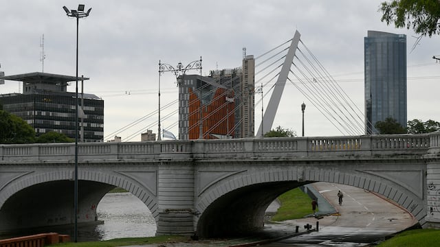 El sujeto se lanzó desde el Puente Centenario de Córdoba y sufrió lesiones en ambas piernas. (Ramiro Pereyra / La Voz / Ilustrativa).