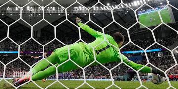 El arquero croata Dominik Livakovic contuvo tres penales para darle a su selección la clasificación a cuartos de final. (AP)