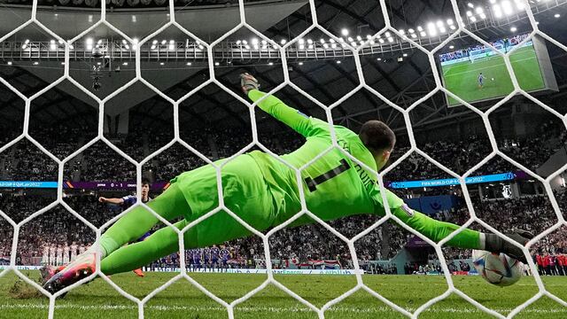 El arquero croata Dominik Livakovic contuvo tres penales para darle a su selección la clasificación a cuartos de final. (AP)