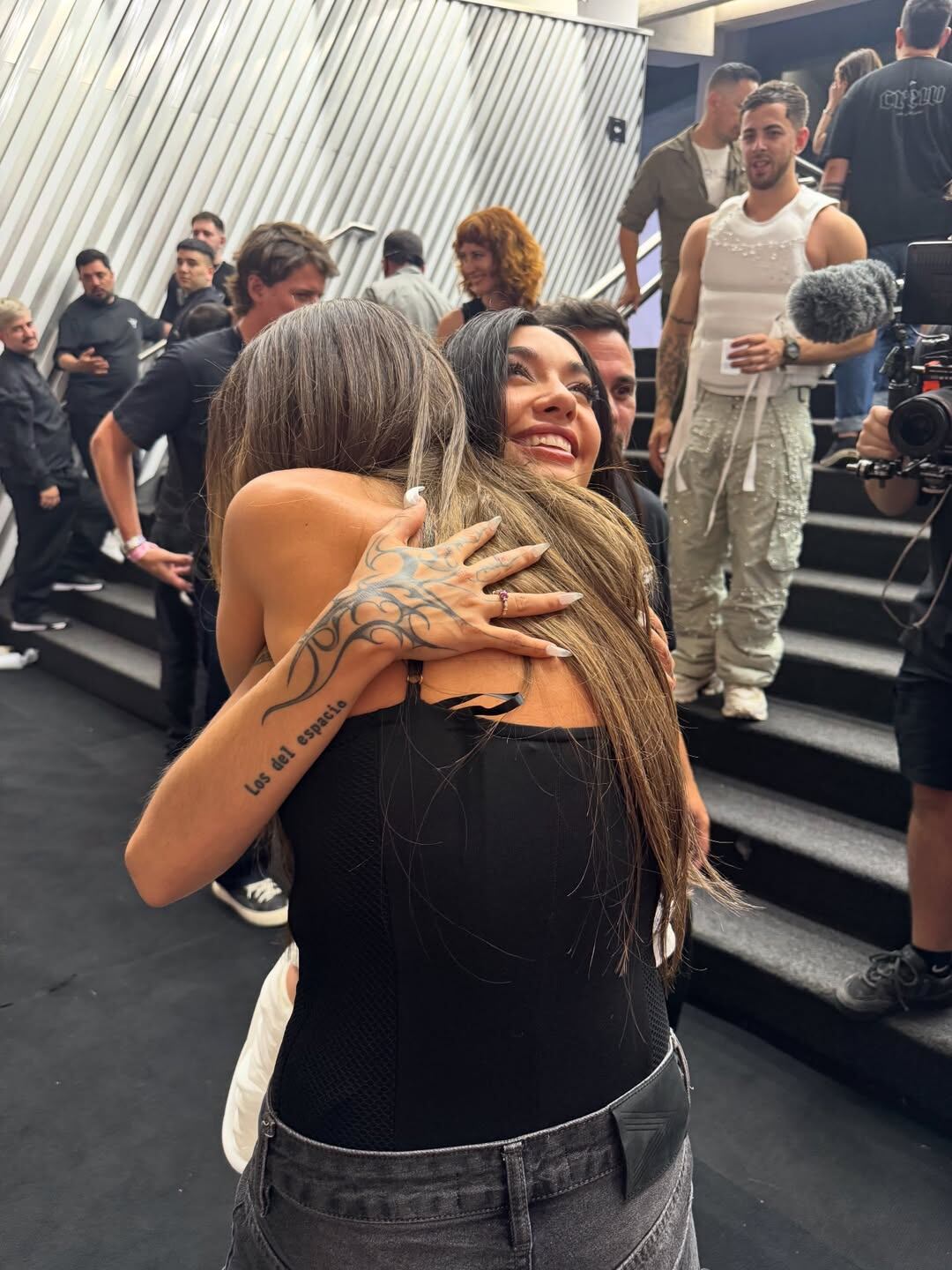 La modelo y la artista se vieron horas antes del show.