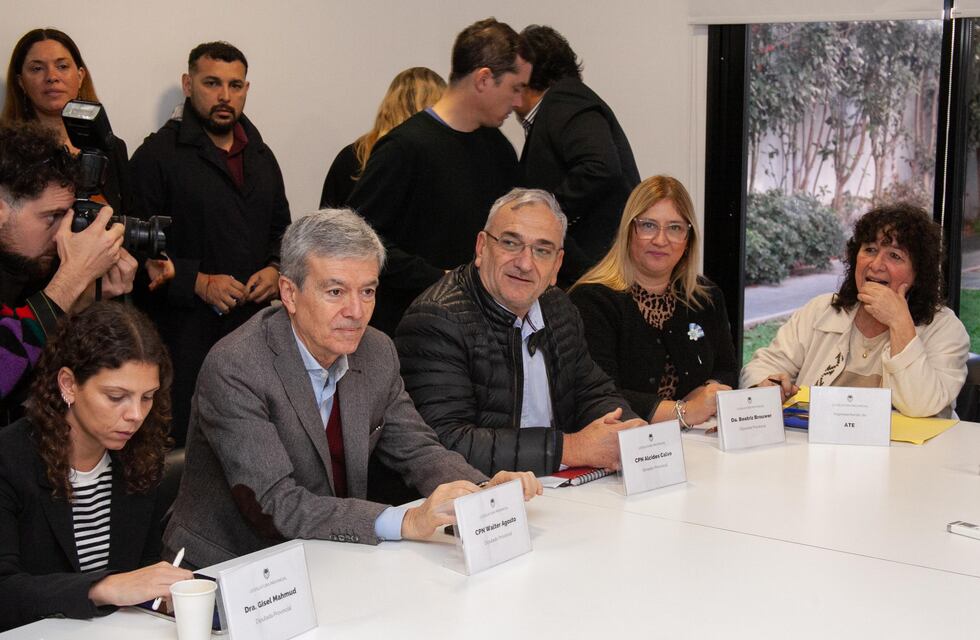 Alcides Calvo participó de la reunión para analizar la situación de la Caja de Jubilaciones Provincial