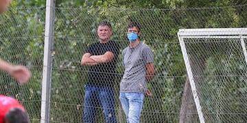 En funciones. Artime y Obolo viendo un entrenamiento de Belgrano. El presidente y el exdelantero forman parte del consejo deportivo. (Pensa Belgrano)