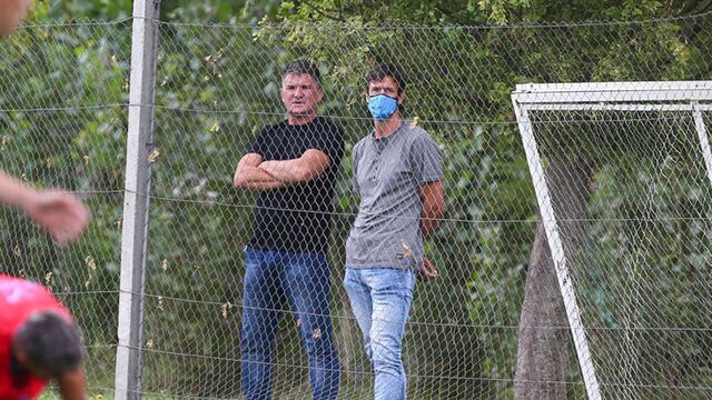En funciones. Artime y Obolo viendo un entrenamiento de Belgrano. El presidente y el exdelantero forman parte del consejo deportivo. (Pensa Belgrano)
