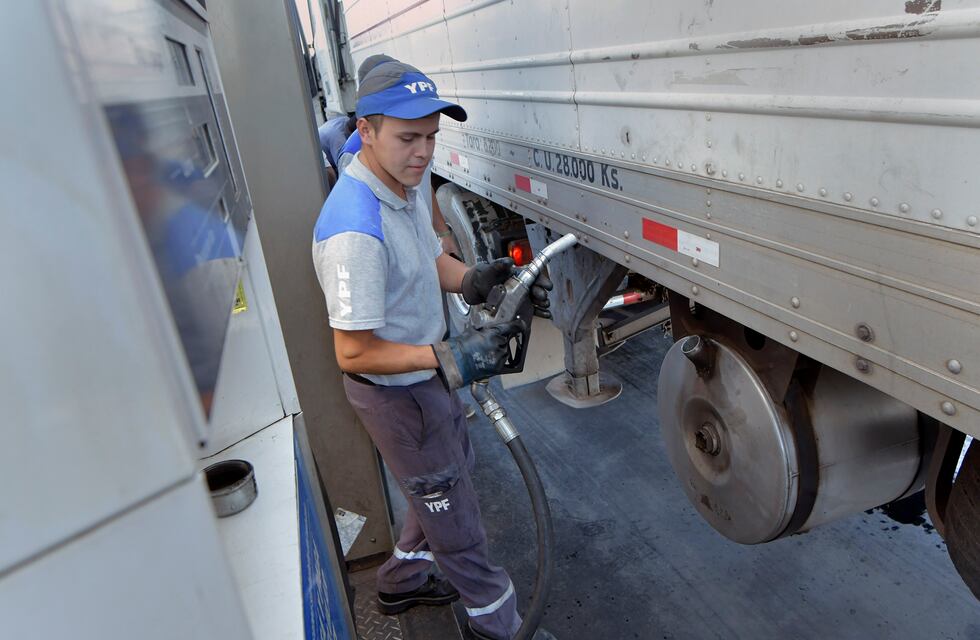 Falta de gasoil: YPF promete importar más para aumentar la oferta disponible