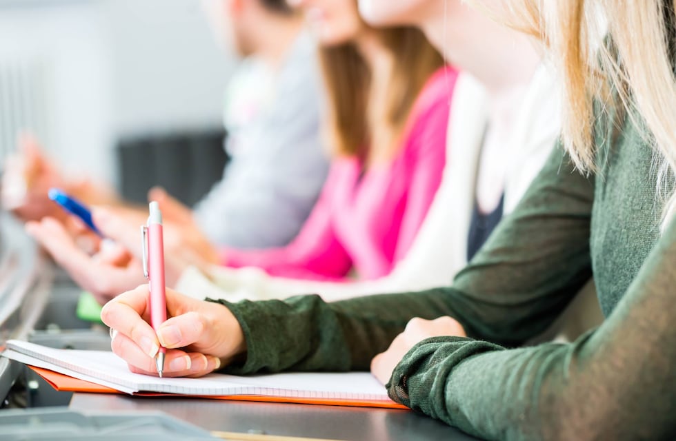 Las 5 carreras que la Inteligencia Artificial no logrará reemplazar: qué estudiar para asegurar tu futuro profesional