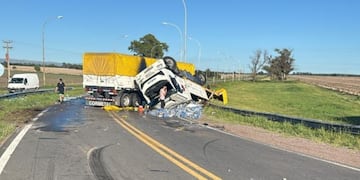 Choque frontal entre dos autos y un camión en Córdoba.