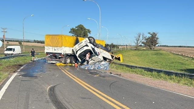 Choque frontal entre dos autos y un camión en Córdoba.