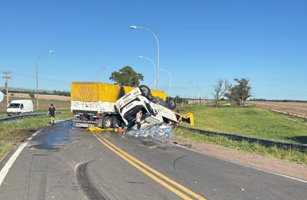 Choque frontal entre autos y un camión en Córdoba: hay cinco personas heridas
