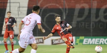 Ignacio Scocco en el último partido Newell's con el Coloso Marcelo Bielsa a puertas cerradas, en la derrota 1 a 0 ante Huracán. (@Newells)