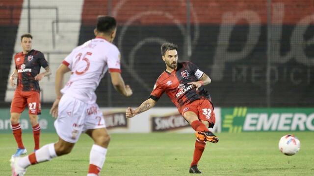 Ignacio Scocco en el último partido Newell's con el Coloso Marcelo Bielsa a puertas cerradas, en la derrota 1 a 0 ante Huracán. (@Newells)