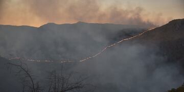 Incendios en la zona de Candonga, Sierras de Córdoba. Bomberos y baqueanos ingresan a caballo al monte para llegar al frente del fuego.  (Facundo Luque / La Voz)