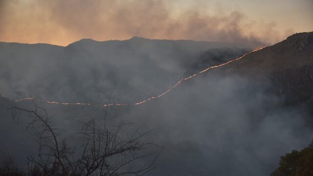 Incendios en la zona de Candonga, Sierras de Córdoba. Bomberos y baqueanos ingresan a caballo al monte para llegar al frente del fuego.  (Facundo Luque / La Voz)