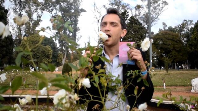 El actor hizo una parodia de las tradicionales sesiones de fotos en el Parque de la Independencia.