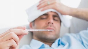 La fiebre es uno de los síntomas en común de ambas enfermedades.
