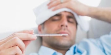 La fiebre es uno de los síntomas en común de ambas enfermedades.
