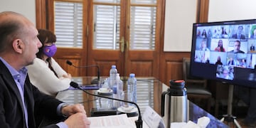 El gobernador Omar Perotti participó en una videoconferencia junto a la secretaria de Estado, Celia Arena, para abordar el tema. (Gobierno de Santa Fe)