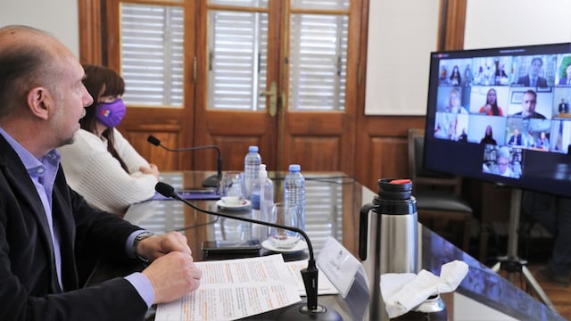 El gobernador Omar Perotti participó en una videoconferencia junto a la secretaria de Estado, Celia Arena, para abordar el tema. (Gobierno de Santa Fe)