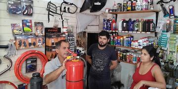 Realizan capacitaciones sobre seguridad e higiene en comercios de Puerto Iguazú.