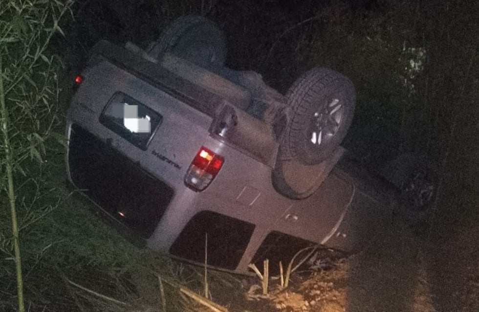 Un hombre y su hijo volcaron en una curva en Villa Carlos Paz