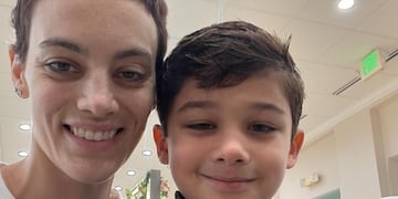 Cat junto a su hijo de 7 años. Hoy fue confirmado su fallecimiento