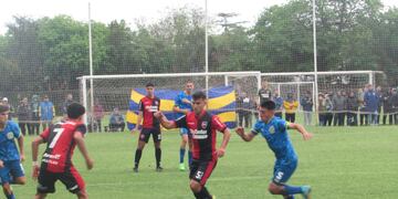 El clásico rosarino por la liga local terminó a las piñas.