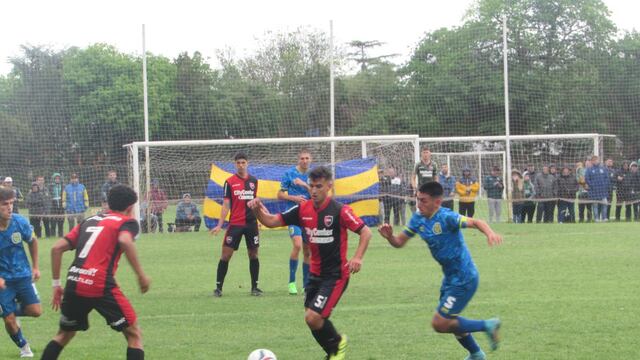 El clásico rosarino por la liga local terminó a las piñas.