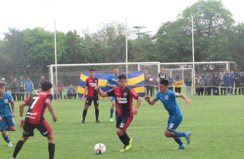 Piñas y patadas voladoras: violento final en el clásico entre Rosario Central y Newell’s por la Liga Rosarina