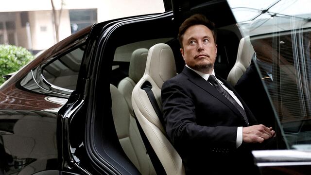 Elon Mursk, a bordo de un Tesla.