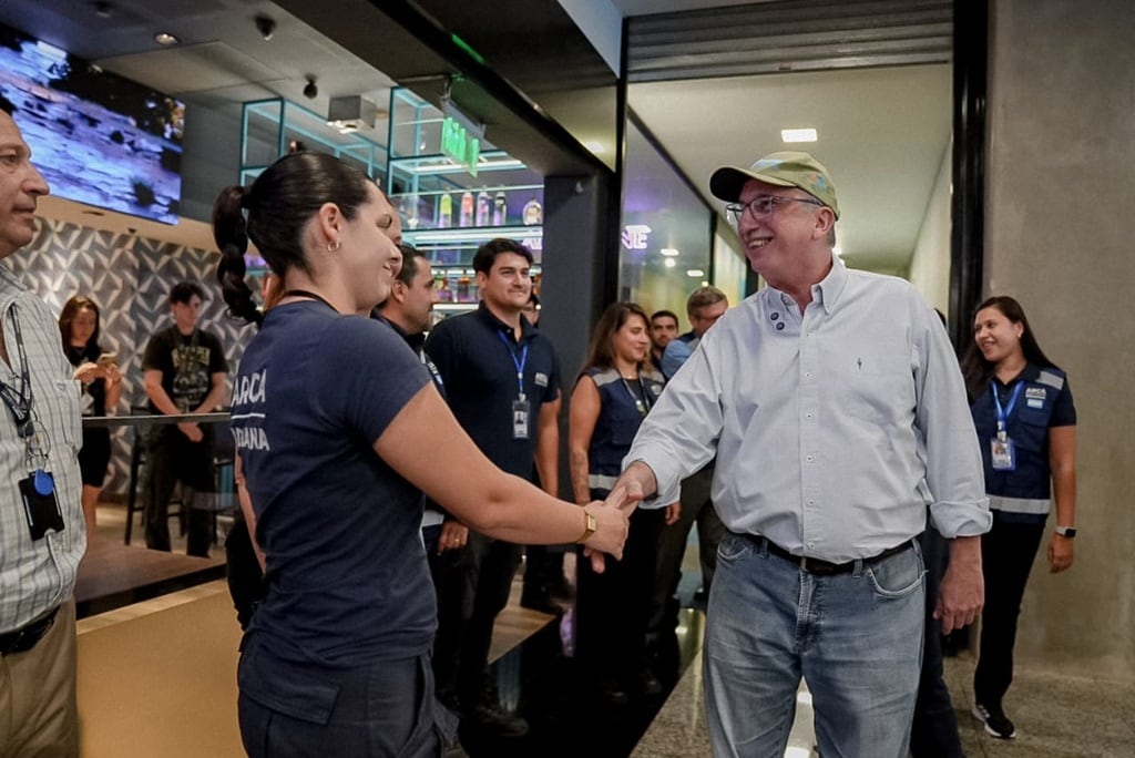 Autoridades de la provincia acompañaron la llegada del vuelo.
